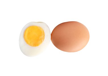 Çiğ kahverengi tavuk yumurtalarının önü ve yumurta sarısı ile pişirilmiş veya haşlanmış tavuk yumurtalarının yarısı beyaz arka planda kırpma yolu ile izole edilmiştir..