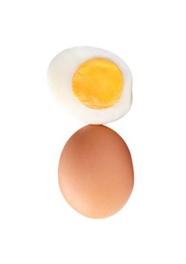 Çiğ kahverengi tavuk yumurtalarının önü ve yumurta sarısı ile pişirilmiş veya haşlanmış tavuk yumurtalarının yarısı beyaz arka planda kırpma yolu ile izole edilmiştir..