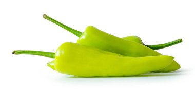 Yığındaki uzun kıvrımlı yeşil biberler kırpma yolu ile beyaz arkaplanda izole edilir.