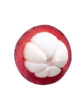 Olgun soyulmuş bir mangosteen kesme yolu ile beyaz arka planda izole edilir..