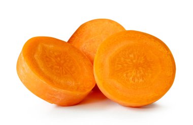 Dilimler halinde taze turuncu havuç kökleri beyaz arka planda kırpma yolu ile izole edilir..