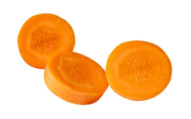 Dilimler halinde taze turuncu havuç kökleri beyaz arka planda kırpma yolu ile izole edilir..