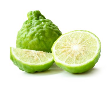 Taze yeşil bergamot meyvesi veya kaffir limonu, yarım ve çeyrek dilim halinde beyaz arka planda kırpma yolu ile izole edilmiştir..