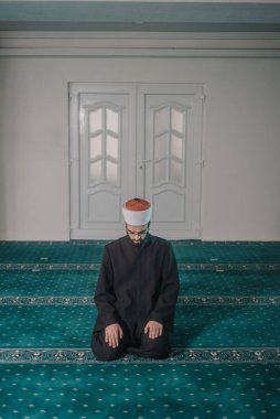 Mescid-i Haram 'da namaz kılan ve Kur' an okuyan müslümanlar.