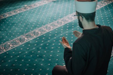 Mescid-i Haram 'da namaz kılan ve Kur' an okuyan müslümanlar.