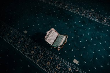 Mescid-i Haram 'da namaz kılan ve Kur' an okuyan müslümanlar.