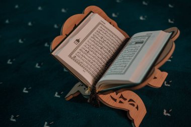 Mescid-i Haram 'da namaz kılan ve Kur' an okuyan müslümanlar.