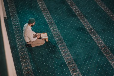 Mescid-i Haram 'da namaz kılan ve Kur' an okuyan müslümanlar.