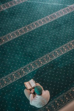 Mescid-i Haram 'da namaz kılan ve Kur' an okuyan müslümanlar.