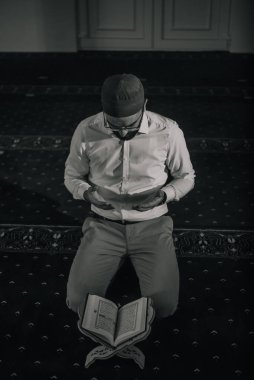 Mescid-i Haram 'da namaz kılan ve Kur' an okuyan müslümanlar.