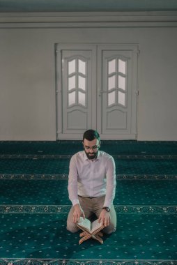 Mescid-i Haram 'da namaz kılan ve Kur' an okuyan müslümanlar.