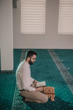 Mescid-i Haram 'da namaz kılan ve Kur' an okuyan müslümanlar.