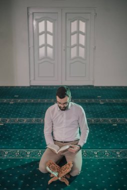 Mescid-i Haram 'da namaz kılan ve Kur' an okuyan müslümanlar.