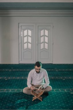 Mescid-i Haram 'da namaz kılan ve Kur' an okuyan müslümanlar.