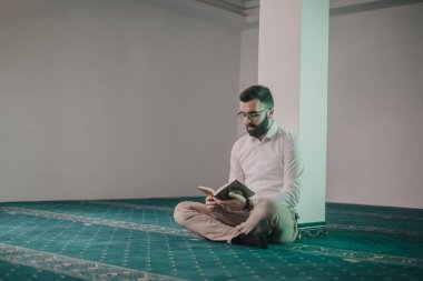 Mescid-i Haram 'da namaz kılan ve Kur' an okuyan müslümanlar.