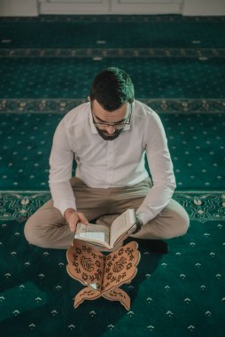 Mescid-i Haram 'da namaz kılan ve Kur' an okuyan müslümanlar.