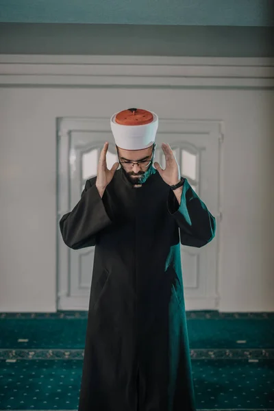 Homem Muçulmano Orando Lendo Alcorão Mesquita — Fotografia de Stock