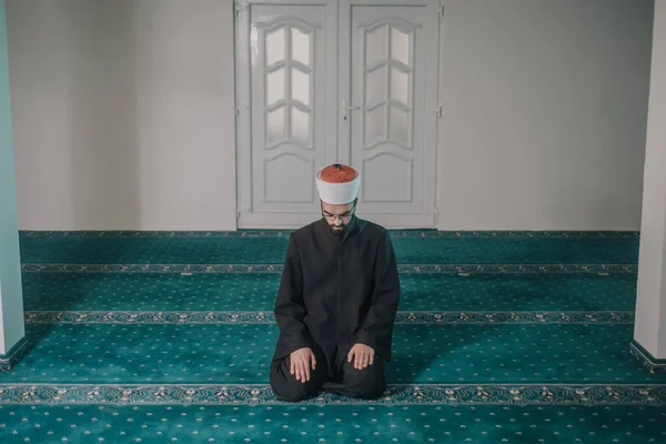 Homem Muçulmano Orando Lendo Alcorão Mesquita — Fotografia de Stock