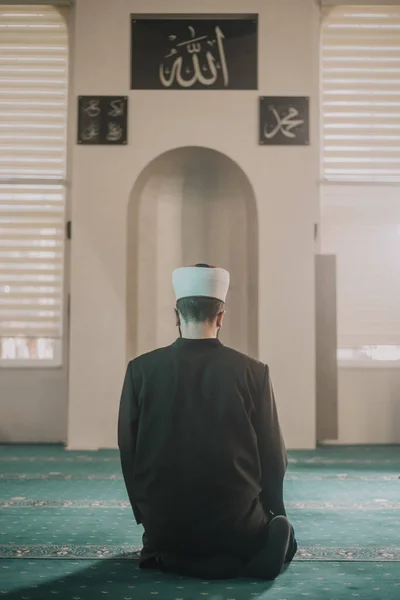 Мусульманин Молящийся Читающий Коран Мечети — стоковое фото