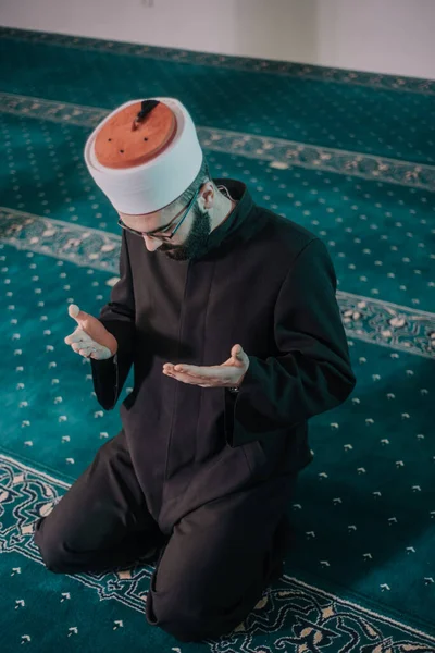 Muslim Man Praying Reading Quran Mosque — Stock Photo, Image