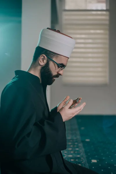 Muszlim Férfi Imádkozik Olvas Korán Mecsetben — Stock Fotó