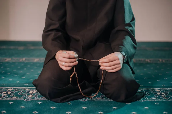 Мусульманин Молящийся Читающий Коран Мечети — стоковое фото