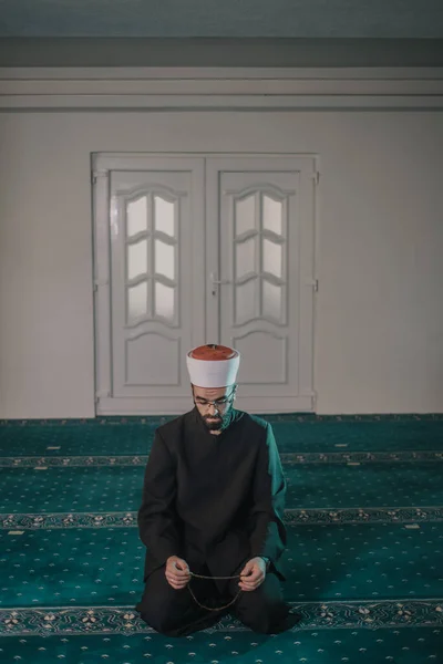 Muslim Pria Berdoa Dan Membaca Qur Masjid — Stok Foto