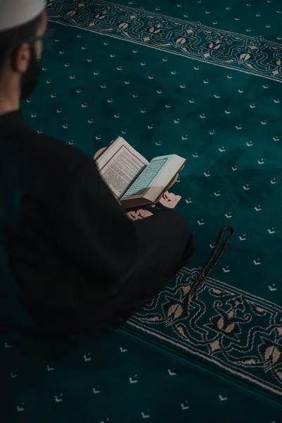 Muslimischer Mann Betet Und Liest Koran Moschee — Stockfoto