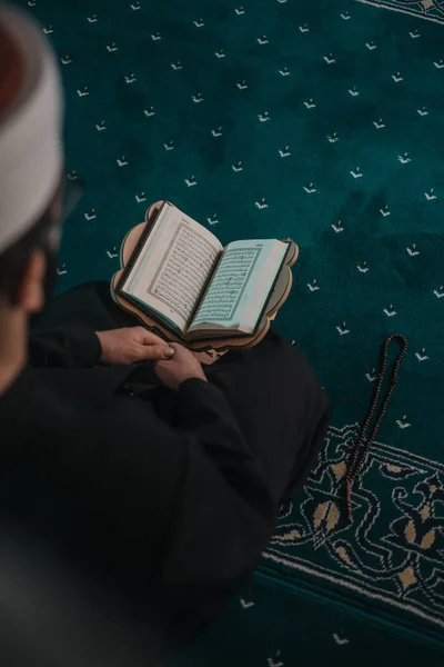 Muslimischer Mann Betet Und Liest Koran Moschee — Stockfoto