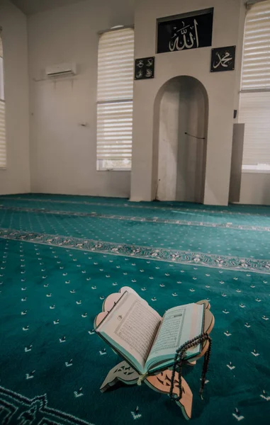 Muszlim Férfi Imádkozik Olvas Korán Mecsetben — Stock Fotó