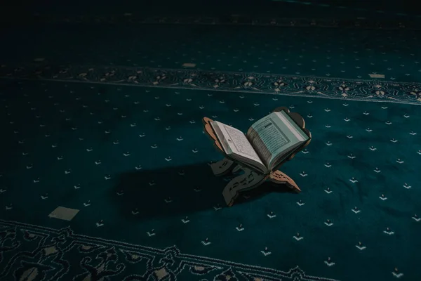 Mescid-i Haram 'da namaz kılan ve Kur' an okuyan müslümanlar.
