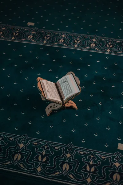 Homem Muçulmano Orando Lendo Alcorão Mesquita — Fotografia de Stock