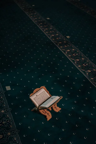 Muslim Muž Modlí Čtení Koránu Mešitě — Stock fotografie