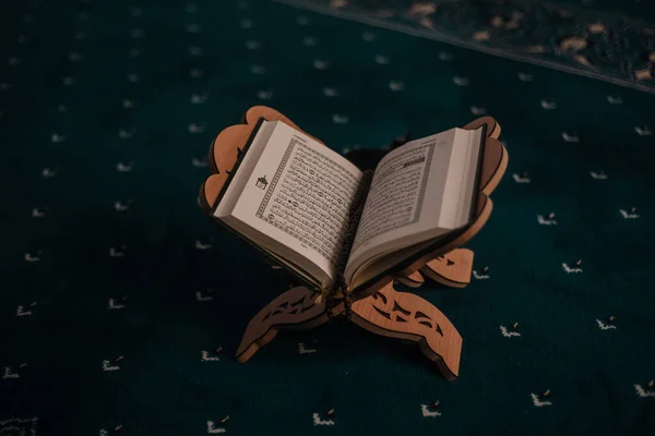 Hombre Musulmán Rezando Leyendo Corán Mezquita —  Fotos de Stock