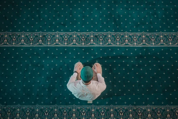 Muslim Man Praying Reading Quran Mosque — Stock Photo, Image