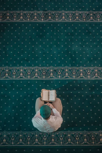 Hombre Musulmán Rezando Leyendo Corán Mezquita — Foto de Stock