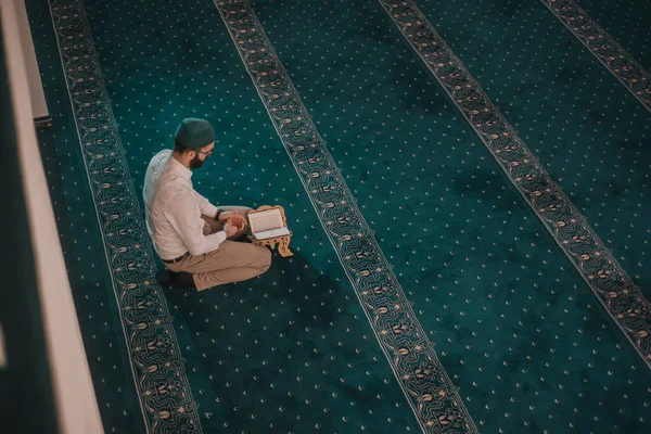 Muslimischer Mann Betet Und Liest Koran Moschee — Stockfoto