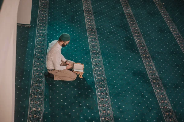 Homem Muçulmano Orando Lendo Alcorão Mesquita — Fotografia de Stock