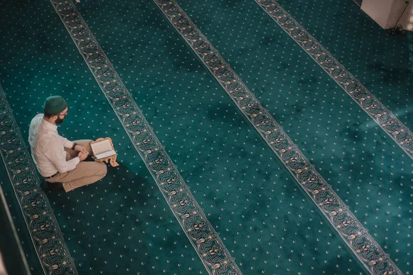 Μουσουλμάνος Άνθρωπος Προσεύχεται Και Διαβάζει Κοράνι Στο Τζαμί — Φωτογραφία Αρχείου