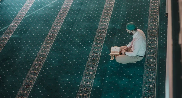 Hombre Musulmán Rezando Leyendo Corán Mezquita — Foto de Stock