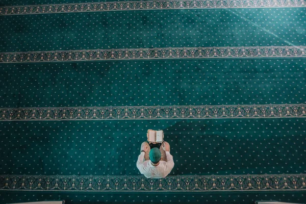 Muslim Pria Berdoa Dan Membaca Qur Masjid — Stok Foto