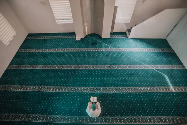 Muslimischer Mann Betet Und Liest Koran Moschee — Stockfoto