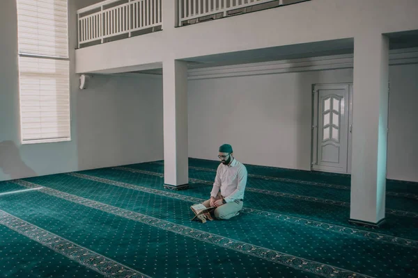 Homem Muçulmano Orando Lendo Alcorão Mesquita — Fotografia de Stock