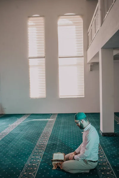 イスラーム教徒の男性がモスクでクルアーンを礼拝し読む — ストック写真