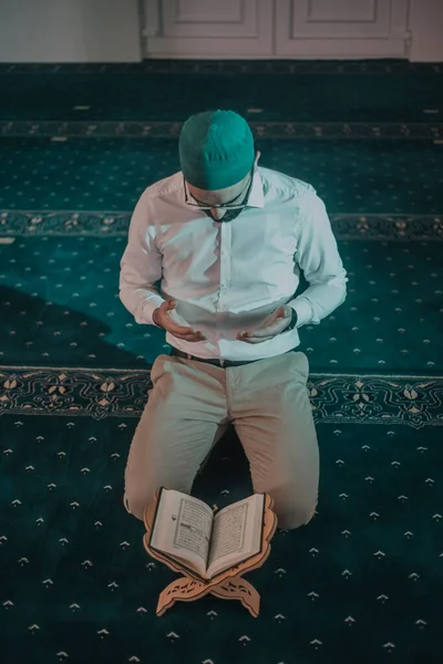 Muslimischer Mann Betet Und Liest Koran Moschee — Stockfoto