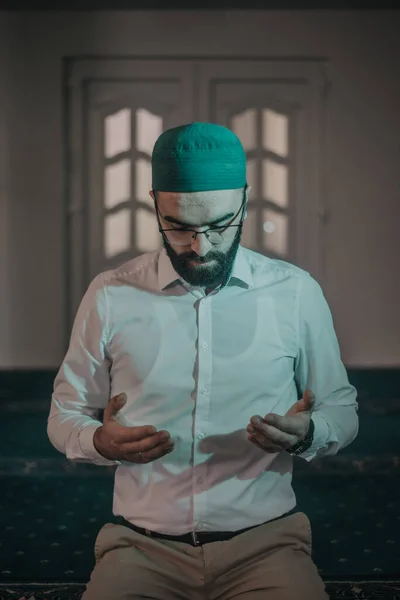 Μουσουλμάνος Άνθρωπος Προσεύχεται Και Διαβάζει Κοράνι Στο Τζαμί — Φωτογραφία Αρχείου