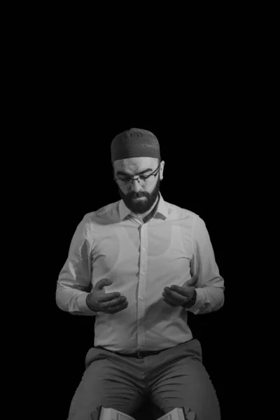 Uomo Musulmano Che Prega Legge Corano Moschea — Foto Stock