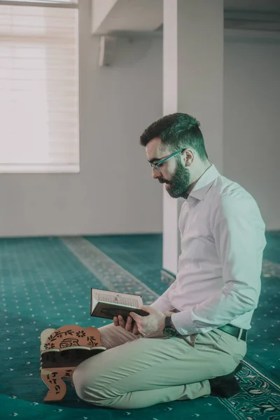 Muslimischer Mann Betet Und Liest Koran Moschee — Stockfoto