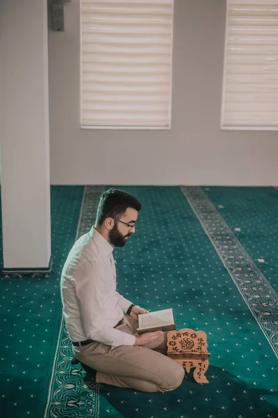Muslim Pria Berdoa Dan Membaca Qur Masjid — Stok Foto