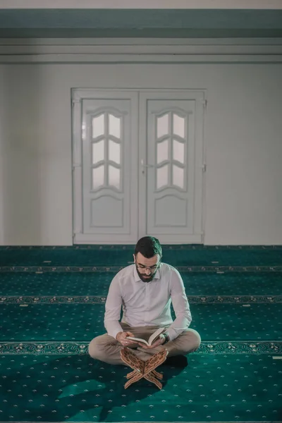 Homem Muçulmano Orando Lendo Alcorão Mesquita — Fotografia de Stock